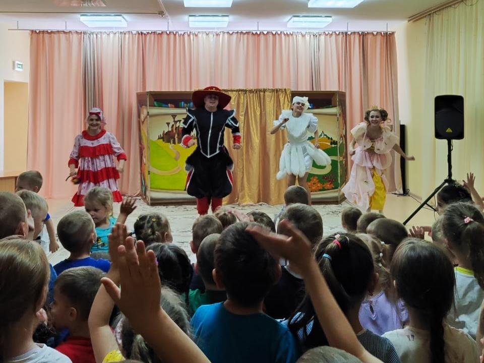 Группа «Калейдоскоп» выступила в школе № 130/2 Группа «Калейдоскоп» выступила в школе № 130/2